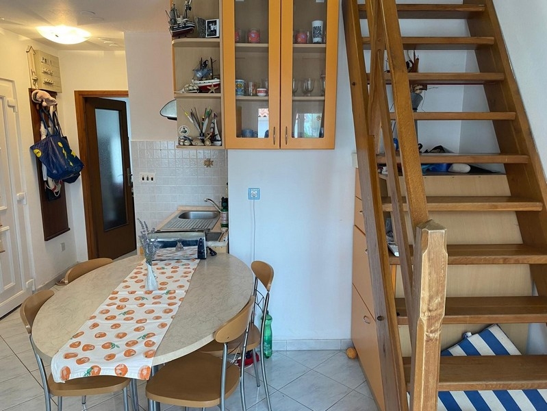 Dřevěné schody na galerii v obývací části