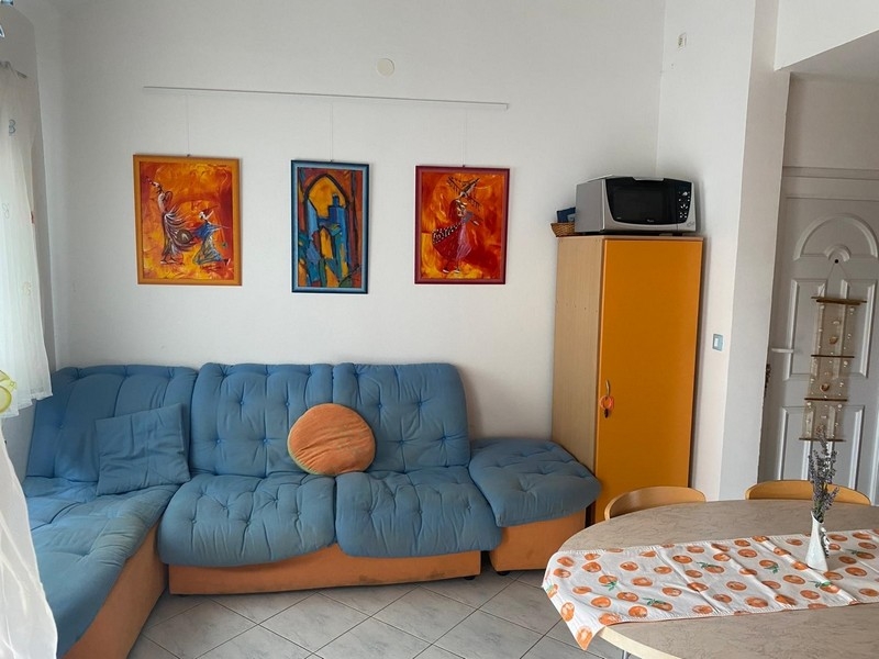 Obývací pokoj s pohovkou a skříní