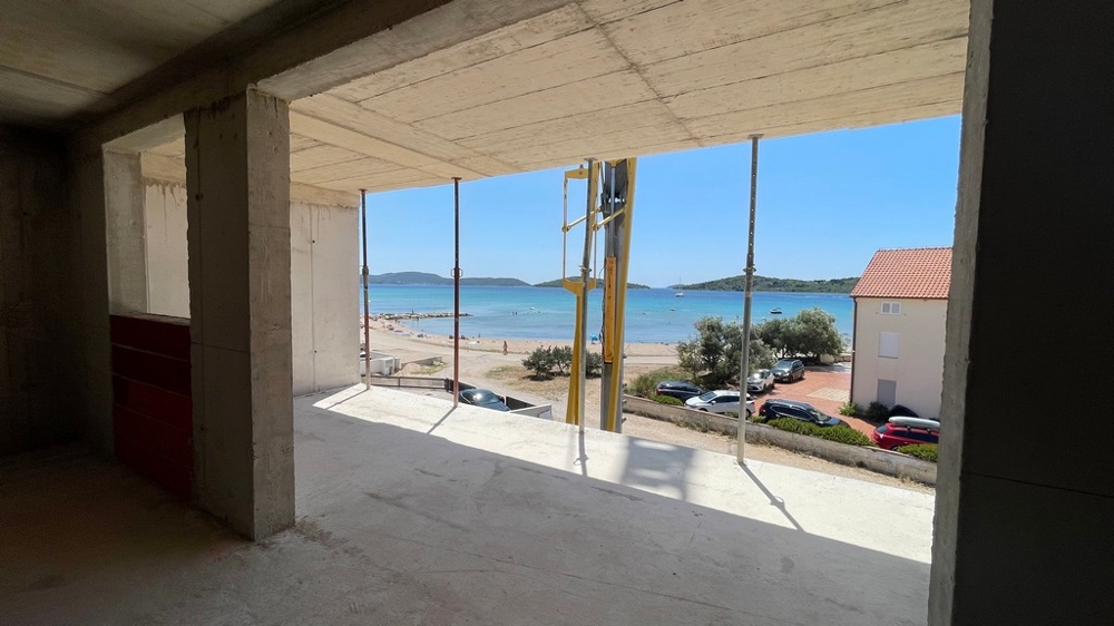 Výhled z ulity apartmánu na pláž a moře