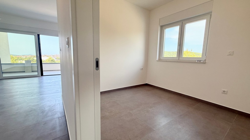 Ložnice s výhledem na terasu v apartmánu A4107 ve Vodicích