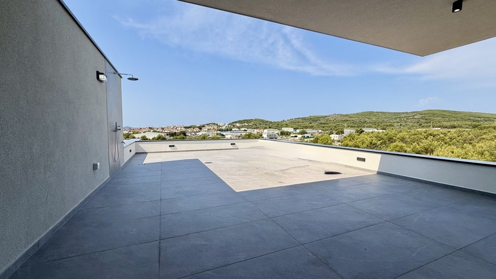 Krytá plocha střešní terasy s výhledem do zeleně, byt A4107 Vodice