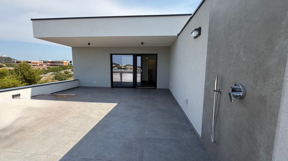 Střešní terasa s venkovní sprchou a vstupem do letní kuchyně, apartmán A4107 Vodice