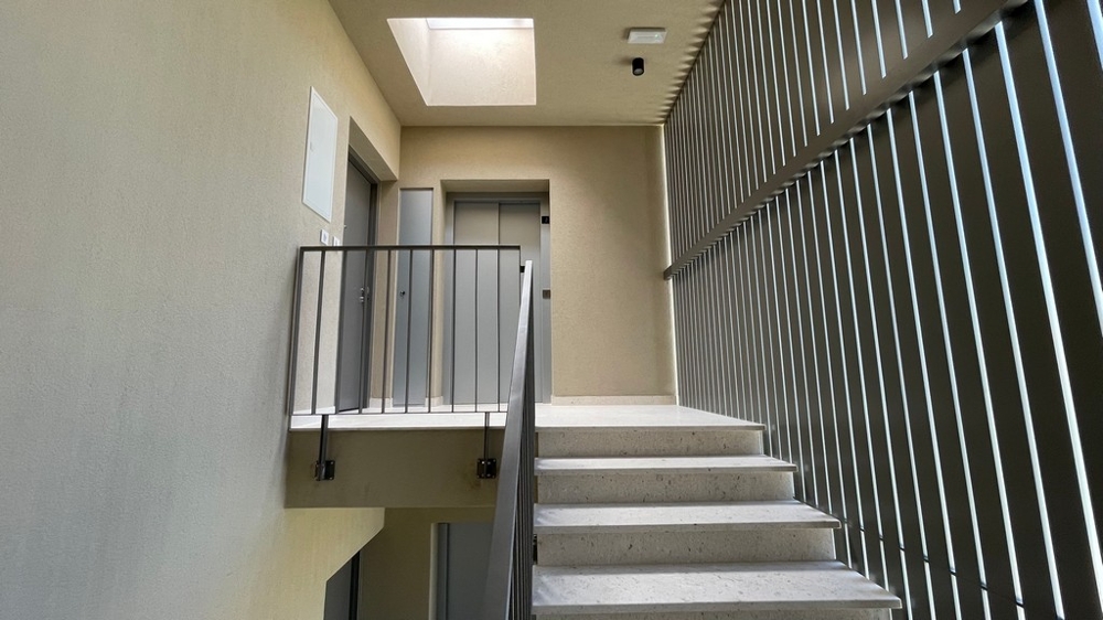 Schodiště novostavby ve Vodicích s přístupem do penthouse