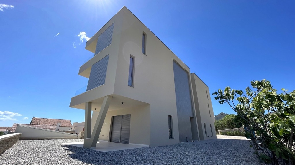 Boční pohled na novostavbu s penthouse ve Vodicích