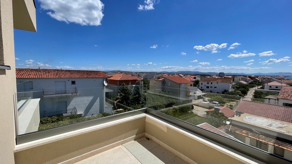 Pohled z terasy penthouse přes střechy Vodice