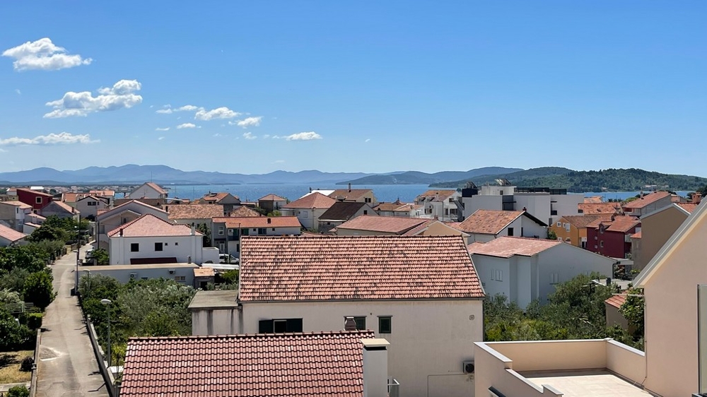 Výhled na moře z penthouse ve Vodicích přes střechy města