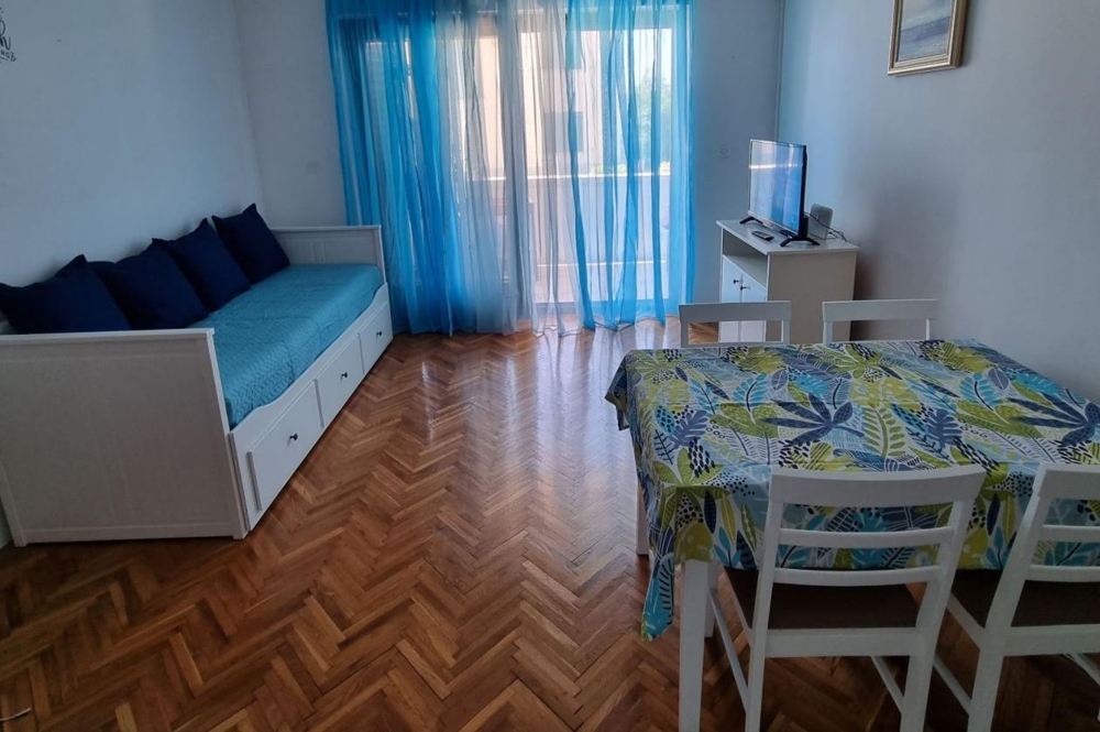 Obývací pokoj s pohovkou a jídelním stolem - Prodám byt Chorvatsko A4115