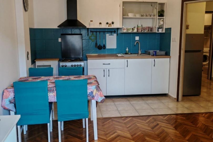 Vybavená kuchyně s jídelním stolem - Apartmán A4115 Kvarnerský záliv