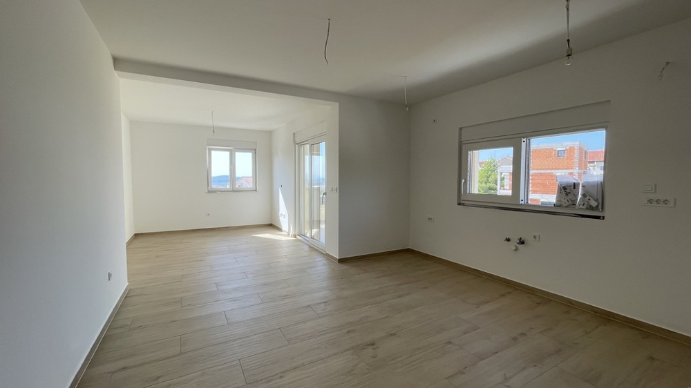 Otevřený obývací a kuchyňský kout bytu ve Vodicích