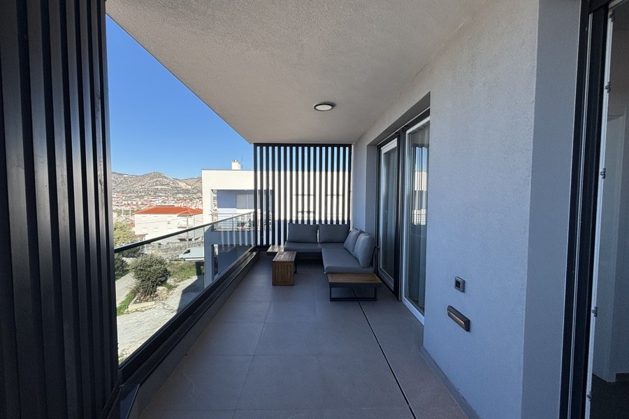 Balkon s pohovkou a stolem v penthouse v Trogiru na Čiovu