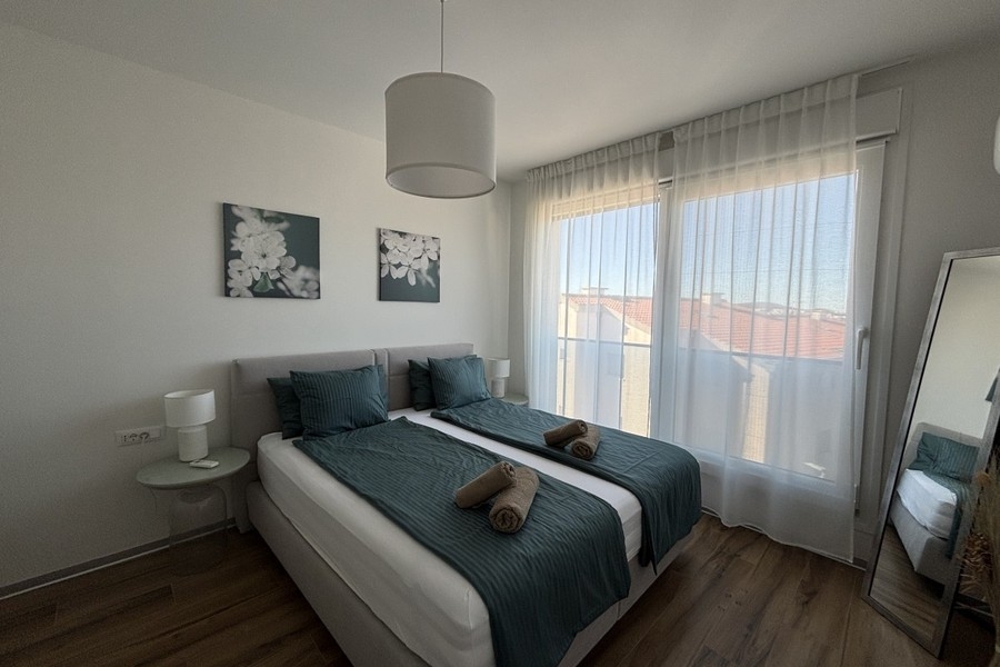 Ložnice s manželskou postelí v penthouse v Trogiru na Čiovu