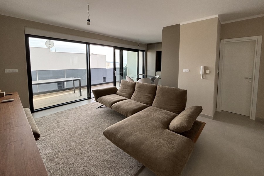 Obývací pokoj penthouse s pohovkou