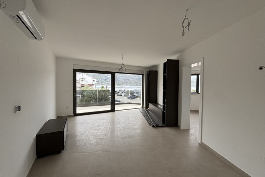 Obývací pokoj se vstupem na balkon