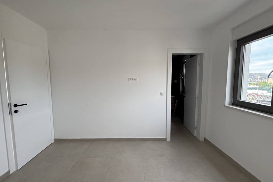 Světlá druhá ložnice s oknem