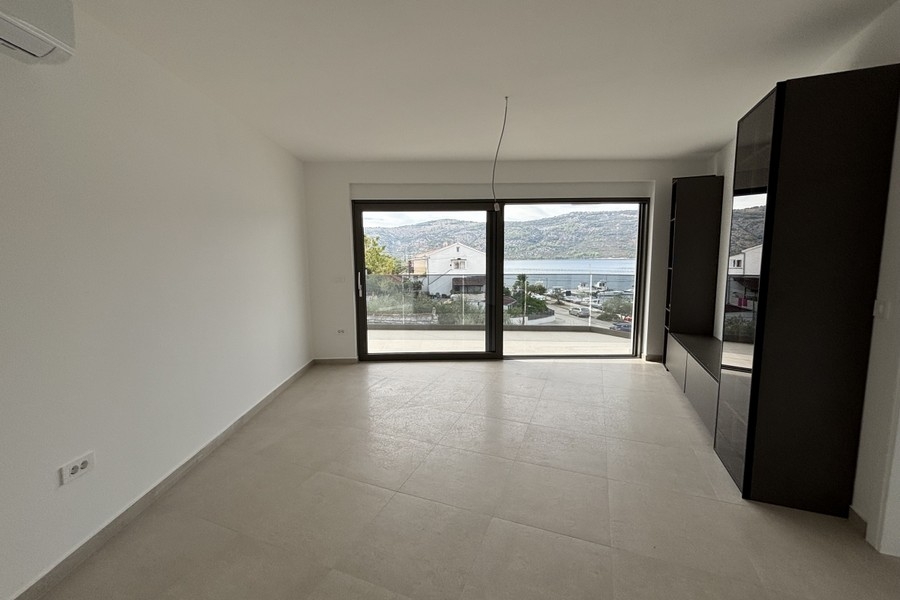 Světlý obývací pokoj se vstupem na balkon