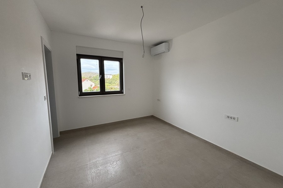 Ložnice s klimatizační jednotkou a oknem