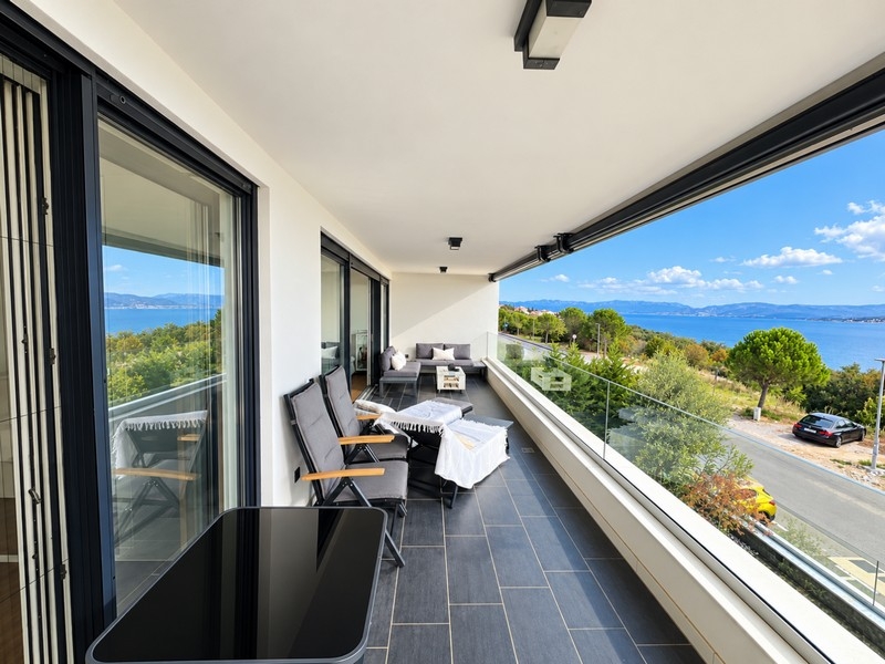 Krytá terasa s výhledem na moře a ostrov Krk