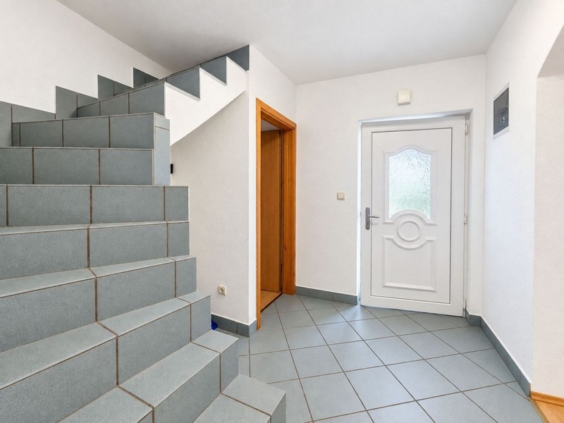 Vstupní prostor se schodištěm do podkroví