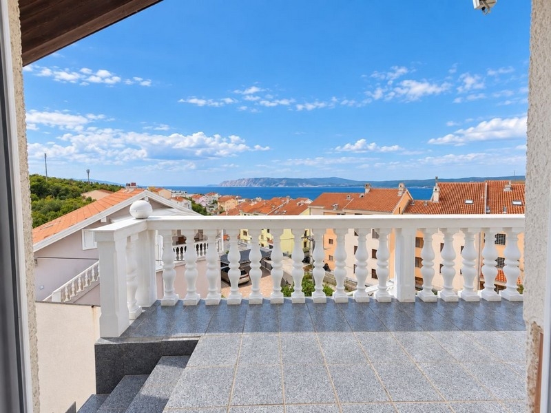 Terasa se schody a výhledem na ostrov Krk