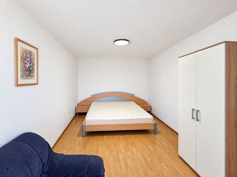 Ložnice s manželskou postelí a křeslem