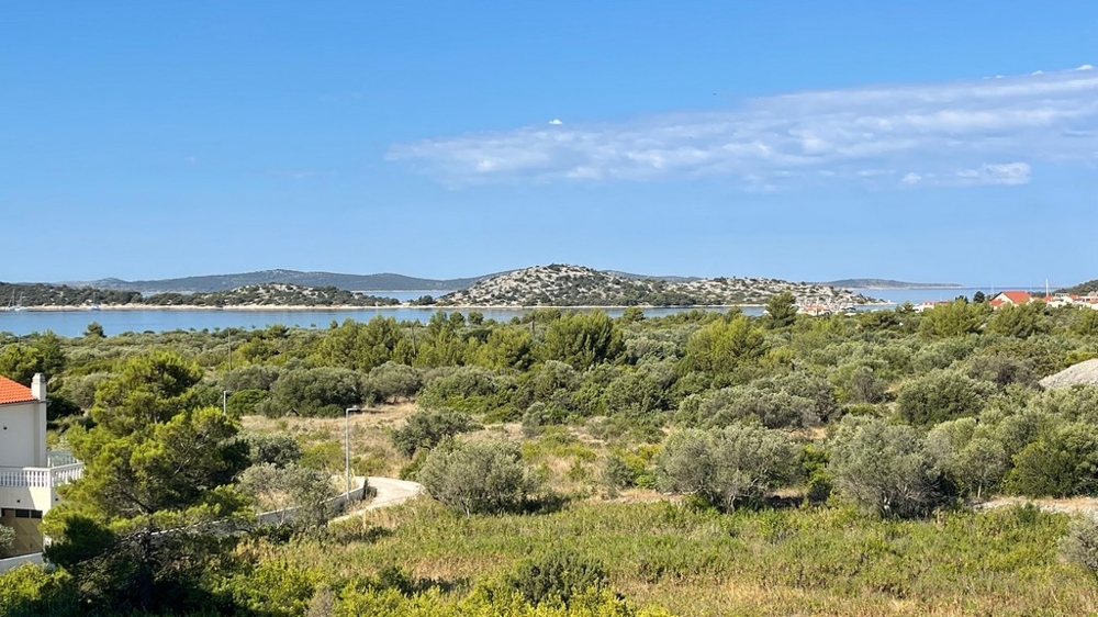 Široký výhled přes olivové háje na záliv Vodice