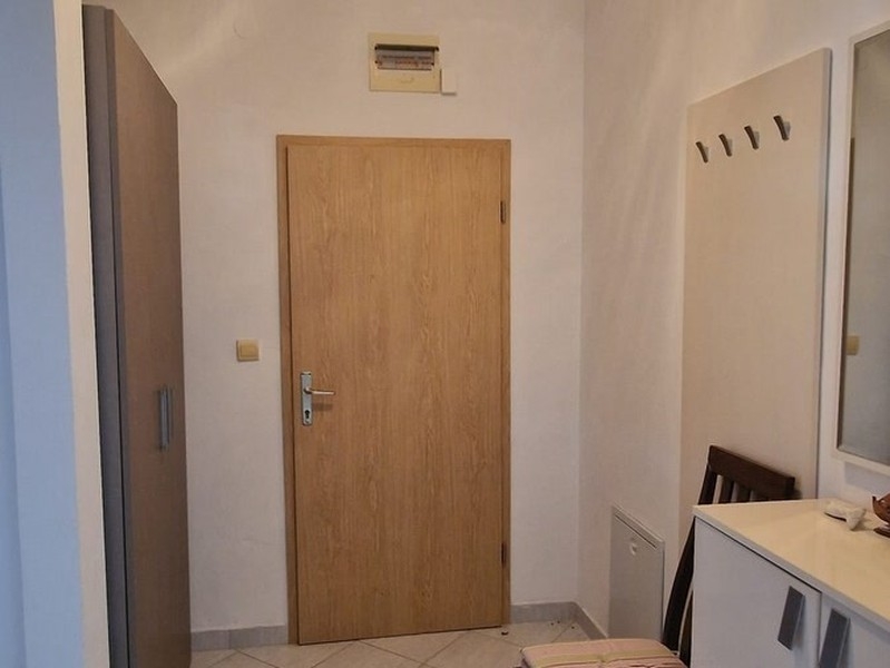 Předsíň se vstupními dveřmi a šatnou