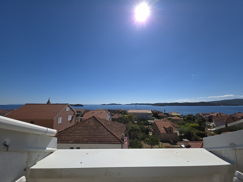 Apartmán v nejvyšším patře s výhledem na moře v Orebiči na poloostrově Pelješac