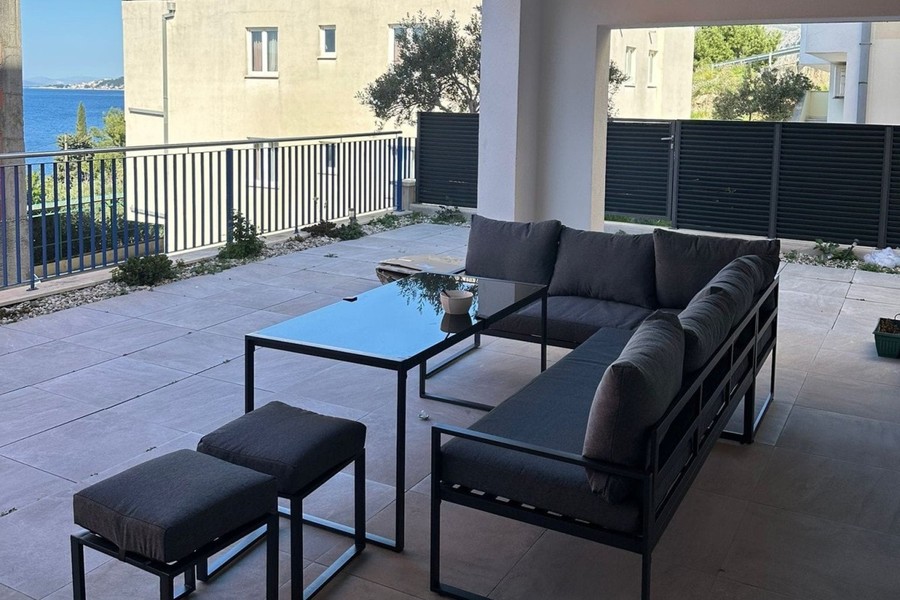 Byt s terasou a výhledem na moře v Omiši