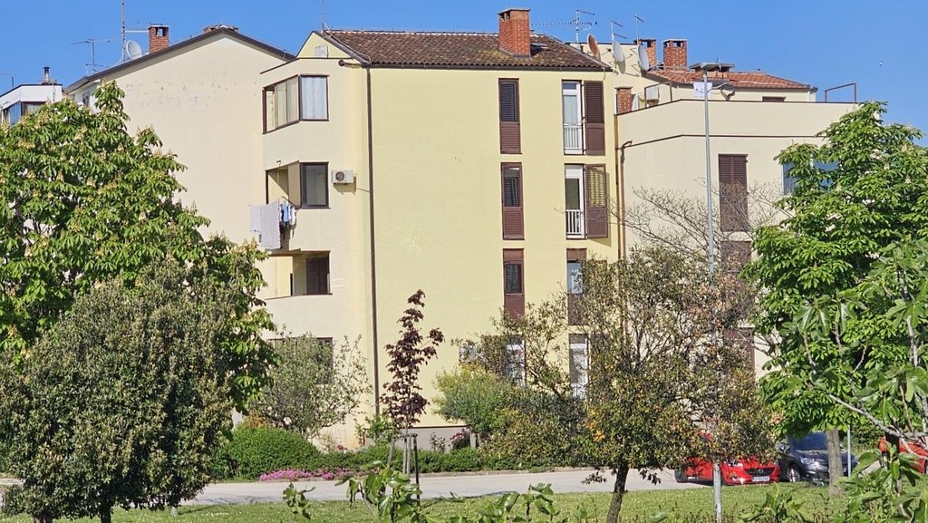 Pohled na obytný dům zvenku se zahradou
