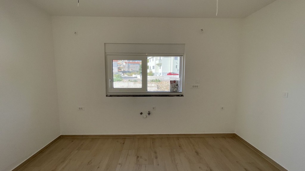 Okno v kuchyňské části s výhledem do okolí