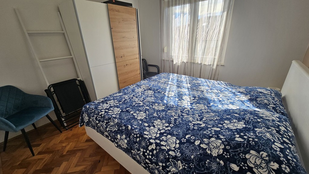 Druhá ložnice s křeslem