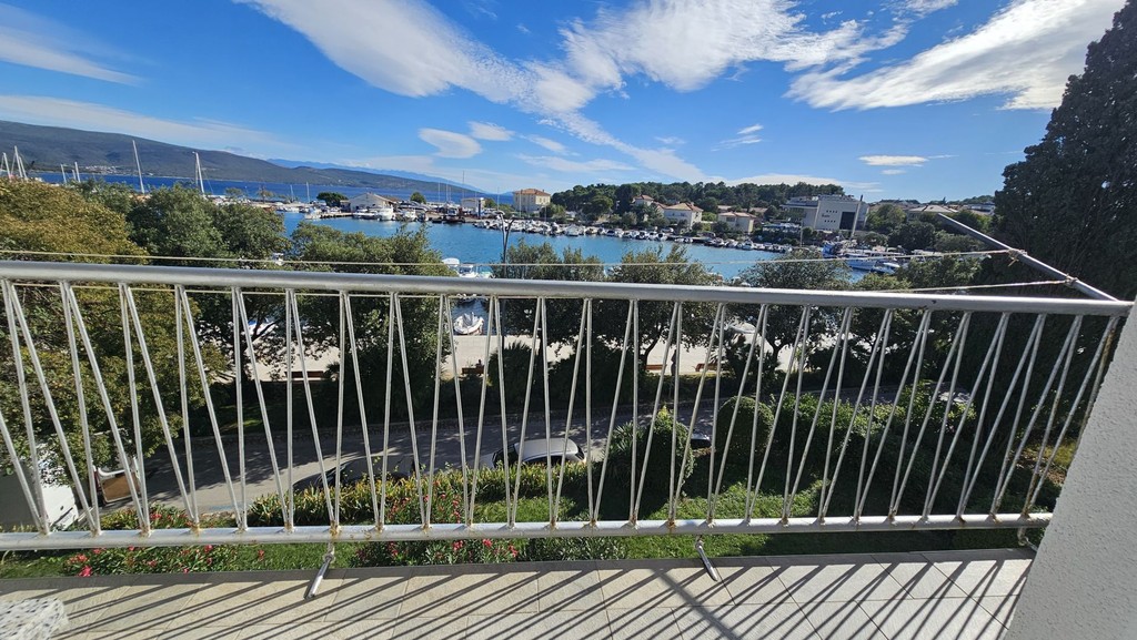 Balkon s výhledem na přístav a moře