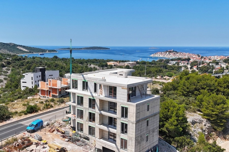 Novostavba v hrubé stavbě nad zátokou Primošten