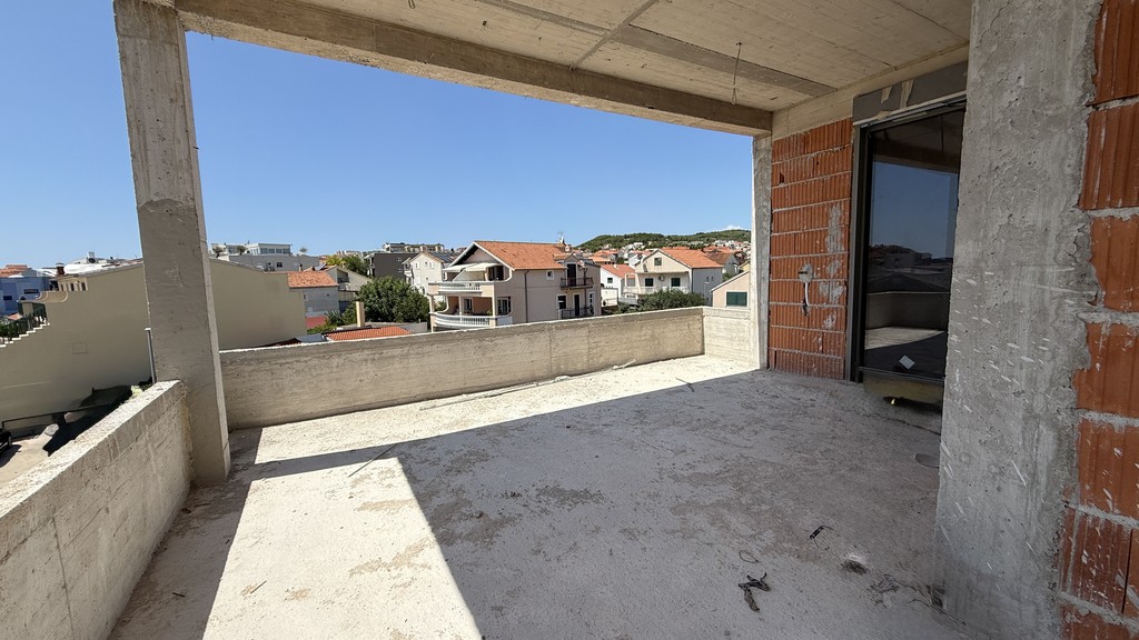 Krytá terasa penthousu v hrubé stavbě