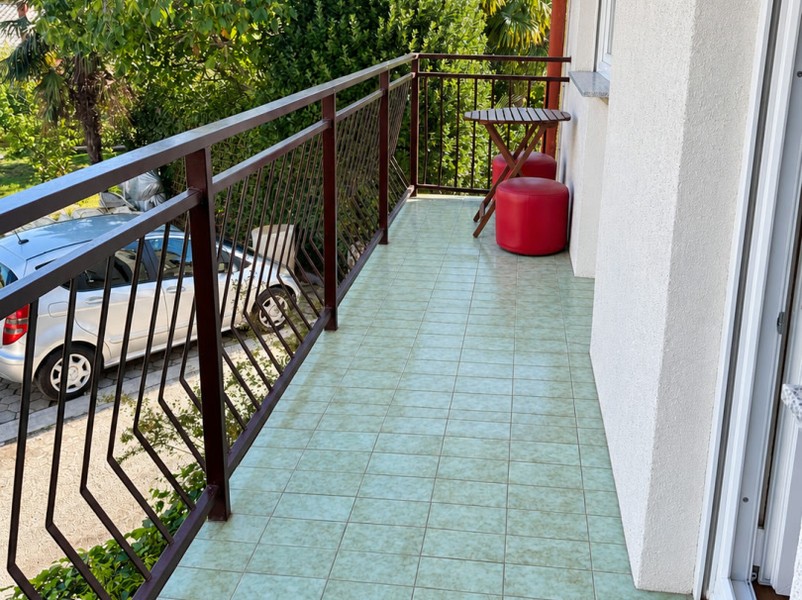 Dlouhý balkon se zábradlím