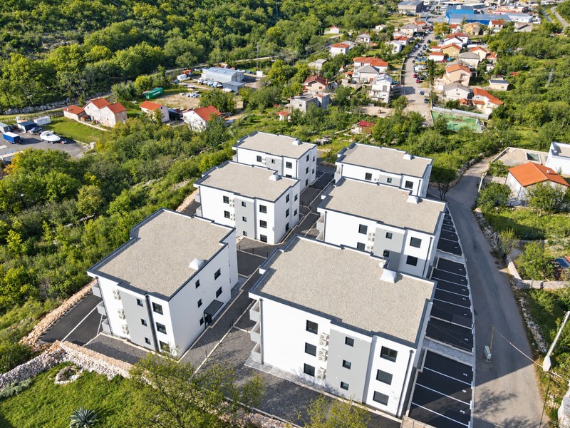 Obytné domy s parkovacími plochami z ptačí perspektivy