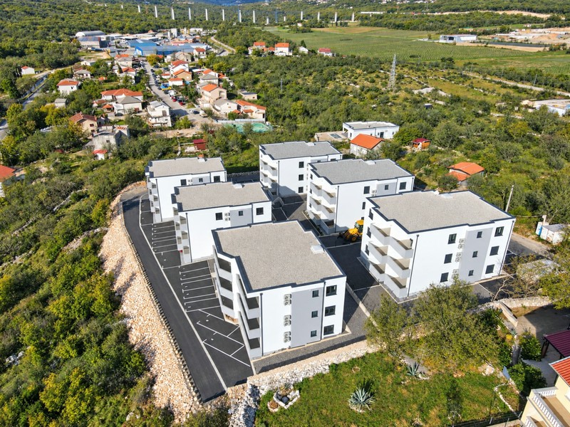 Novostavby na svahu s parkovacími místy
