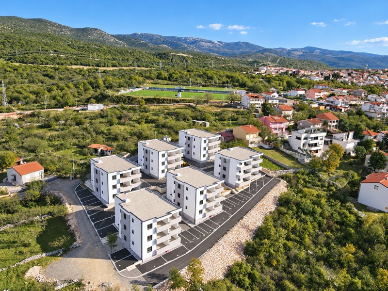 Novostavby s hřištěm a horami