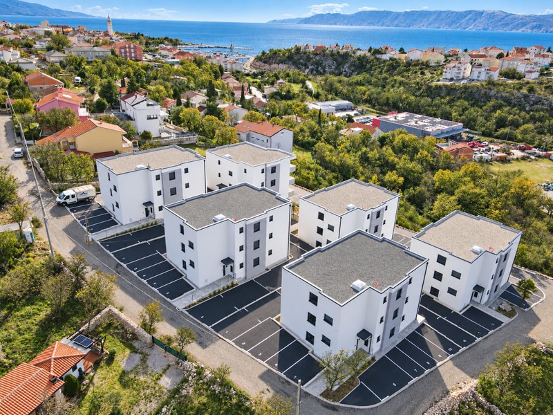 Obytné domy s parkovišti z ptačí perspektivy