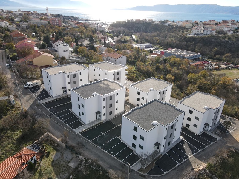 Novostavby s parkovacími místy shora