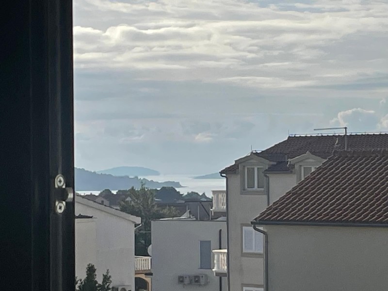 Novostavby bytů s výhledem na moře a bazénem ve Vodicích