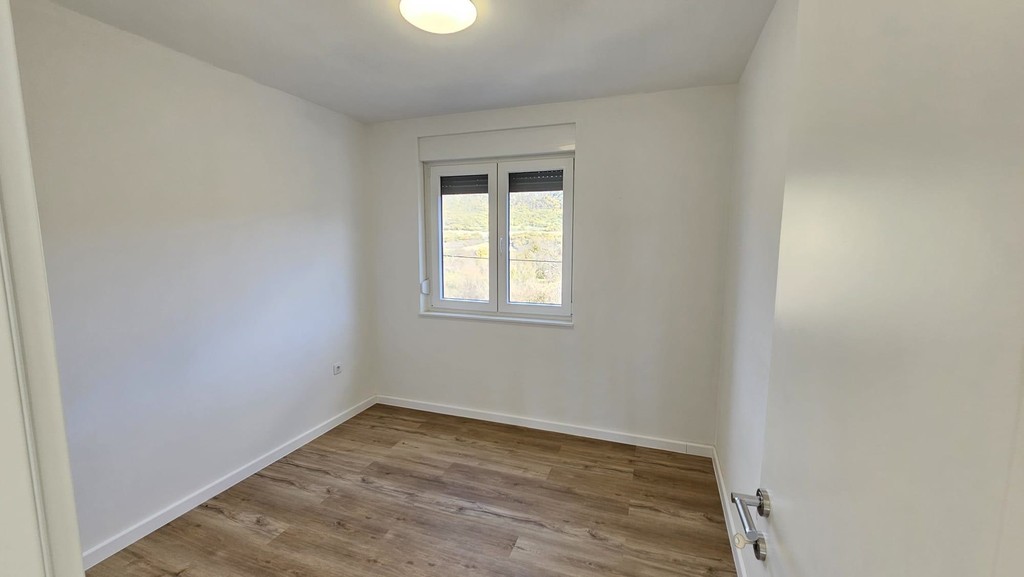 Ložnice s laminátovou podlahou
