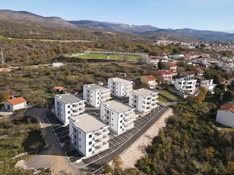 Komplex s hřištěm a horami
