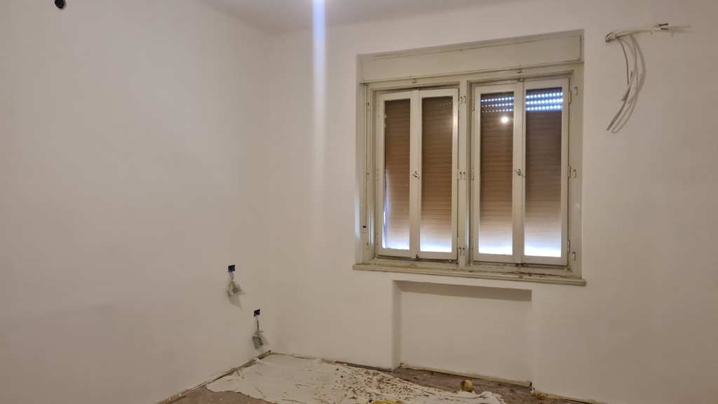 Prázdná ložnice s oknem