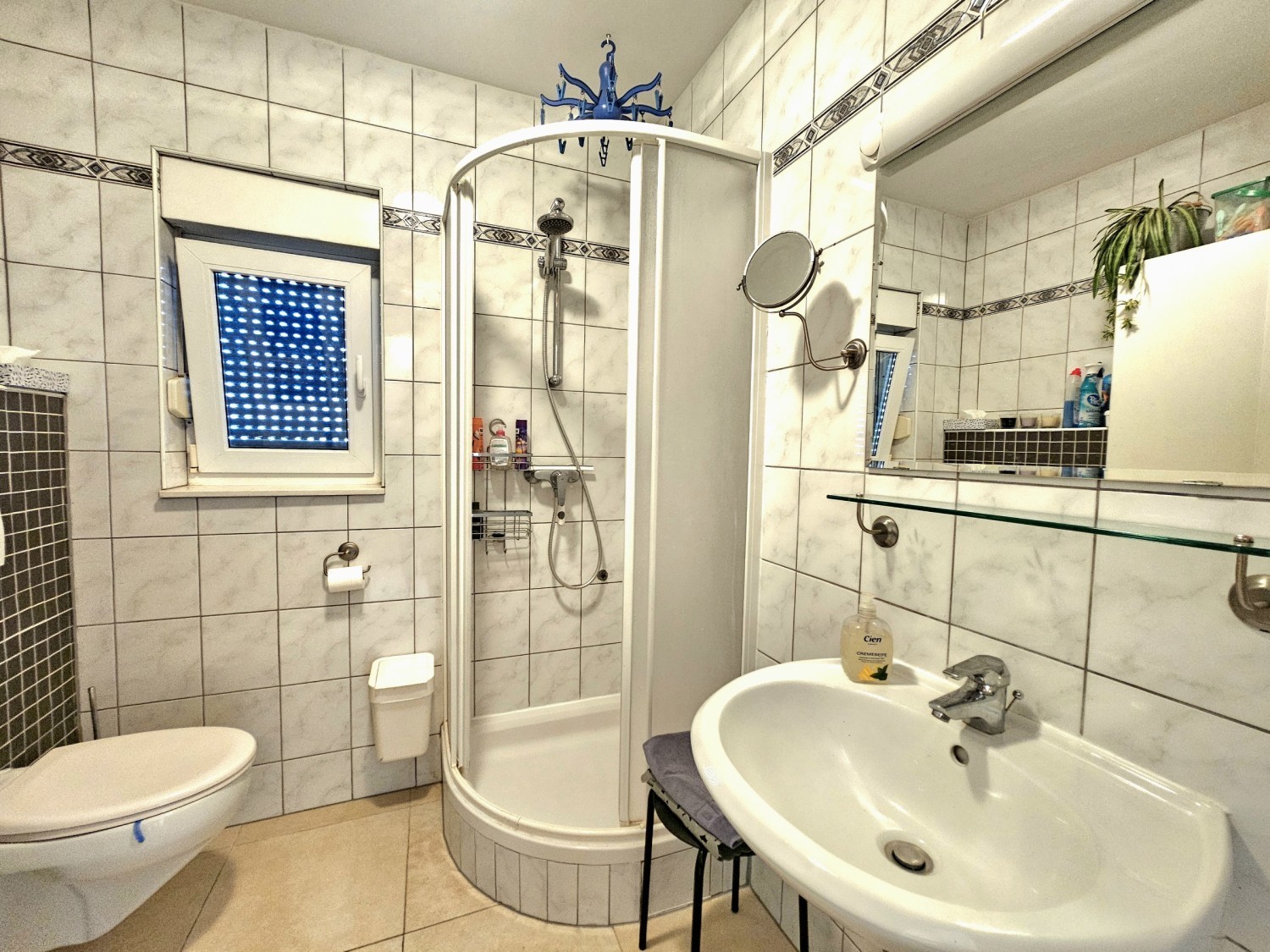 Koupelna s rohovou sprchou, umyvadlem a WC