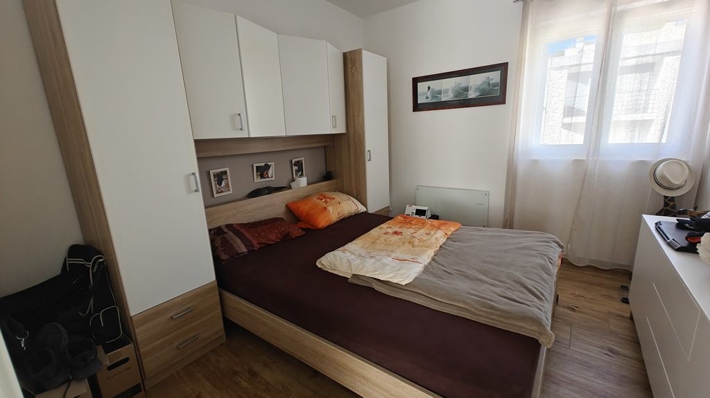 Ložnice s manželskou postelí a skříní