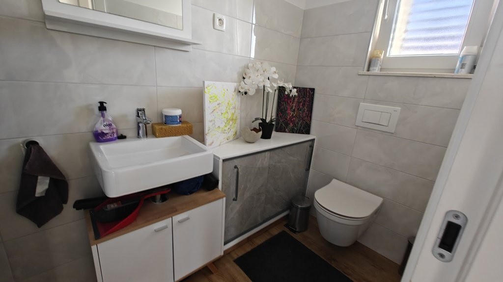 Samostatné WC s umyvadlem