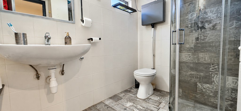 Koupelna s umyvadlem a WC