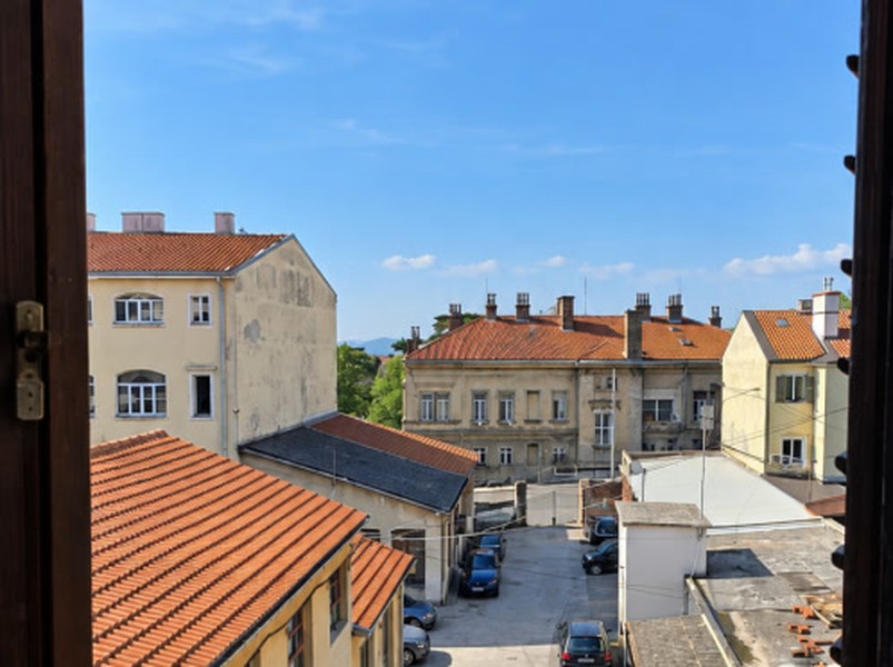 Výhled z okna do vnitřního dvora