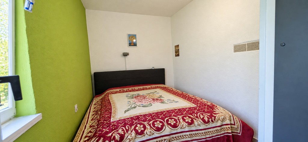 Ložnice s postelí a oknem